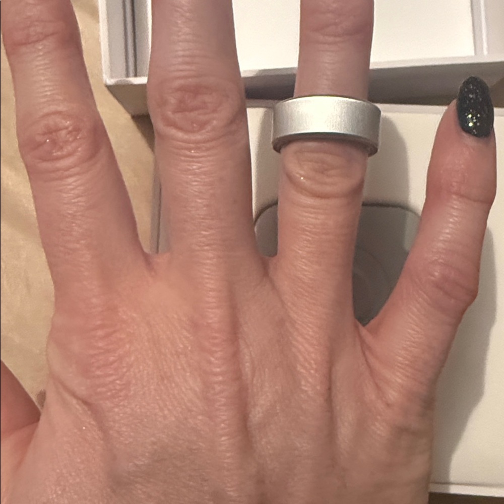 Oura Ring 4 size 5- brushed silver-NEW in box - Picture 3 of 4